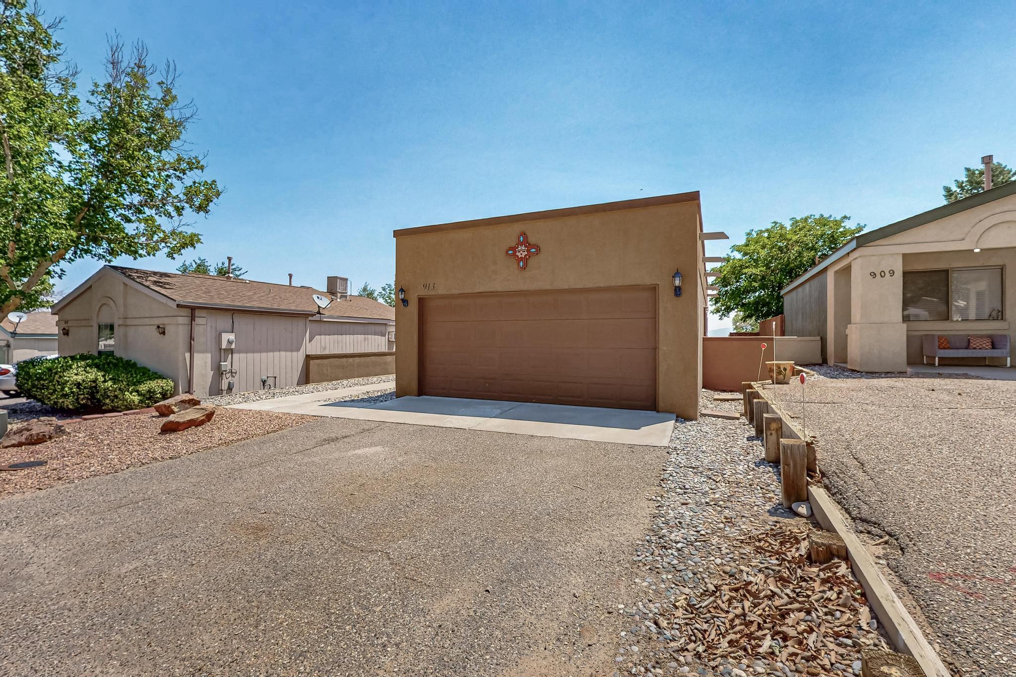 913 CHARLES Drive NE