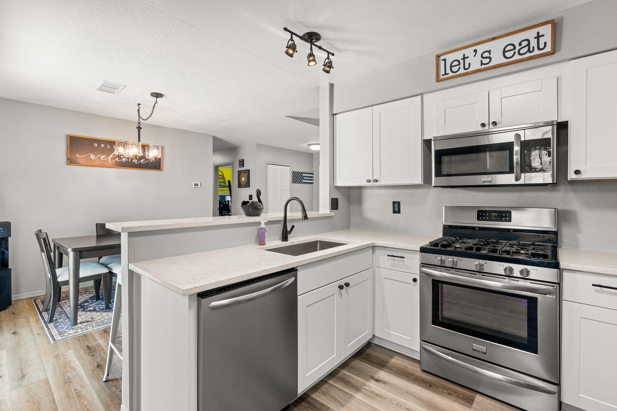 6190 ROADRUNNER Loop NE