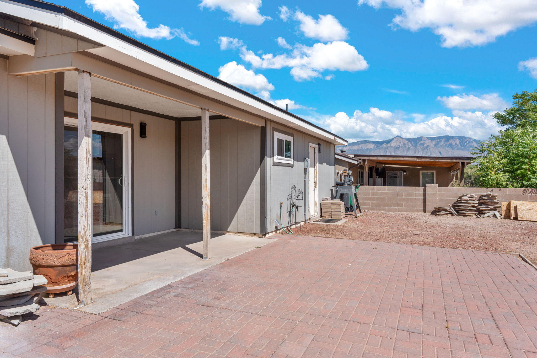 6190 ROADRUNNER Loop NE