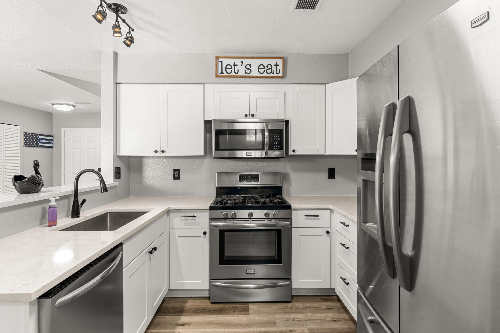 6190 ROADRUNNER Loop NE