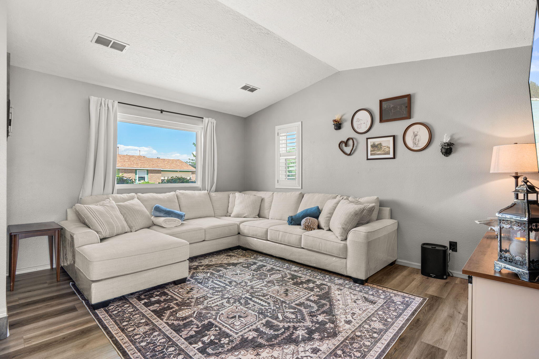 6190 ROADRUNNER Loop NE