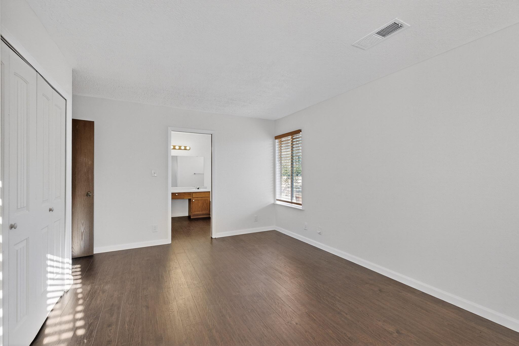 4552 QUARTZ Drive NE