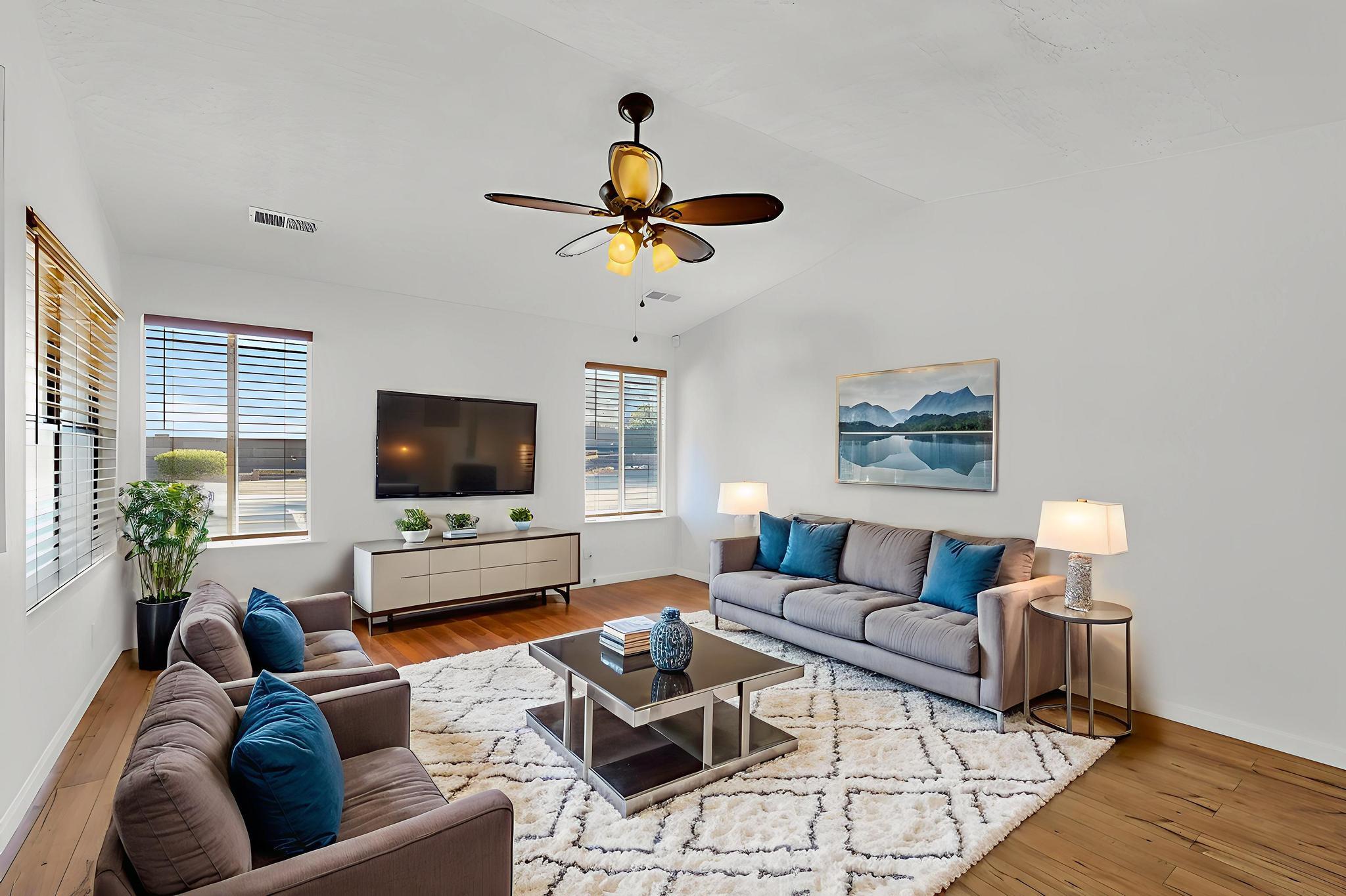 4552 QUARTZ Drive NE