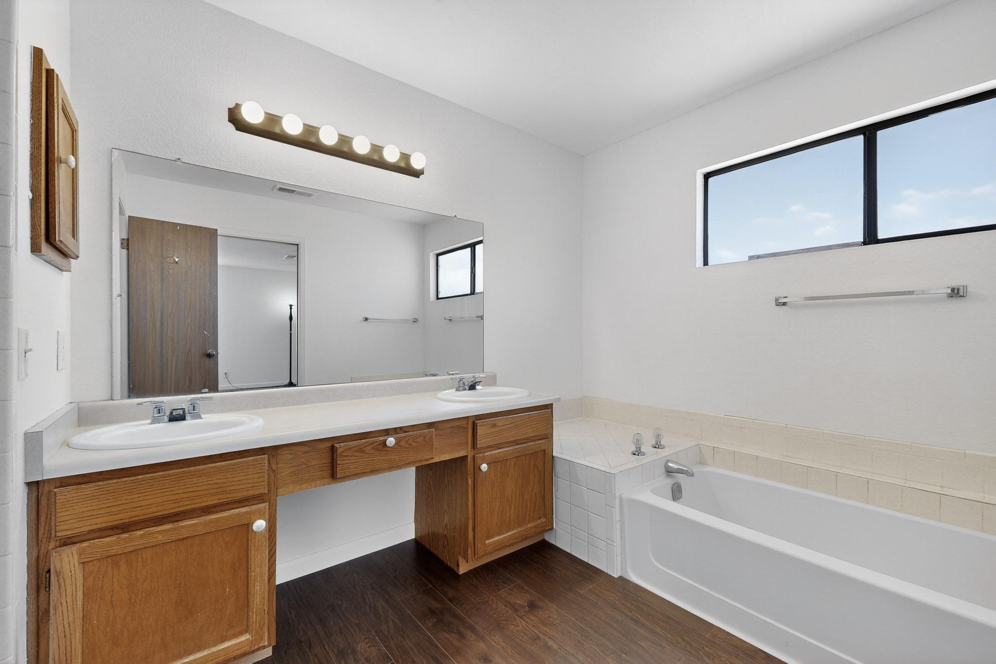 4552 QUARTZ Drive NE