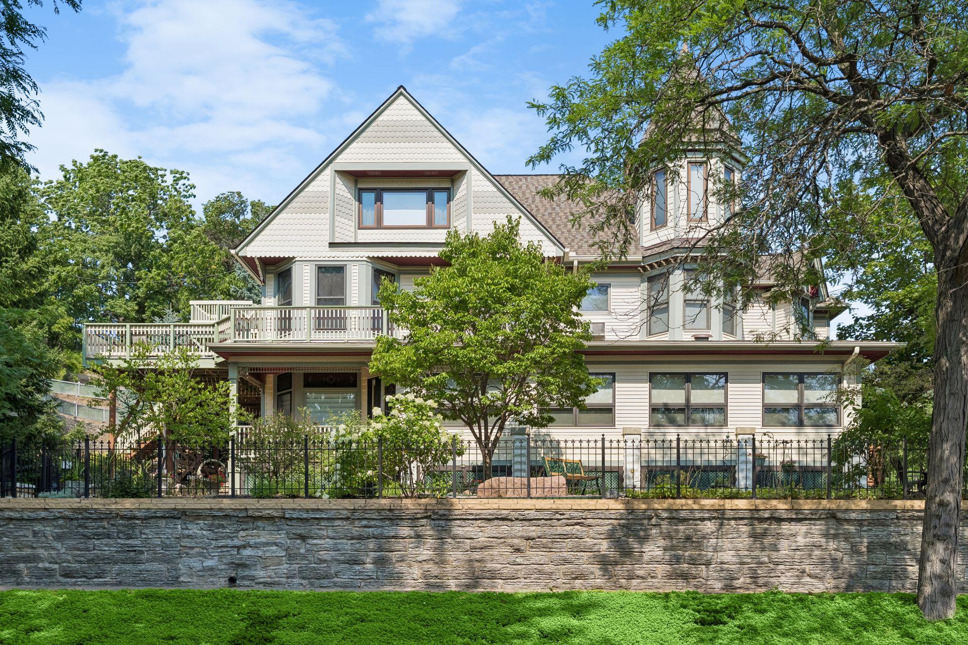 8 Bates Avenue