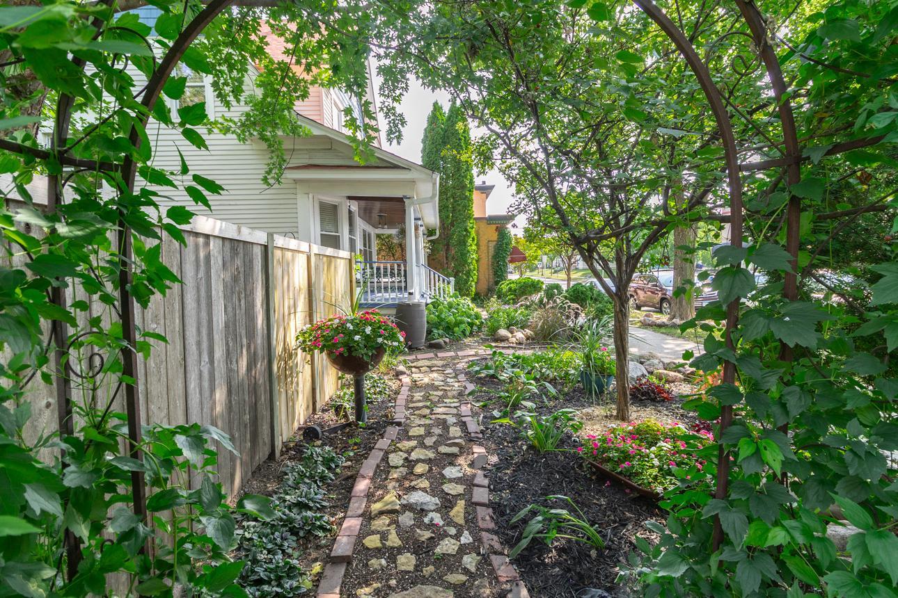 929 Selby Avenue