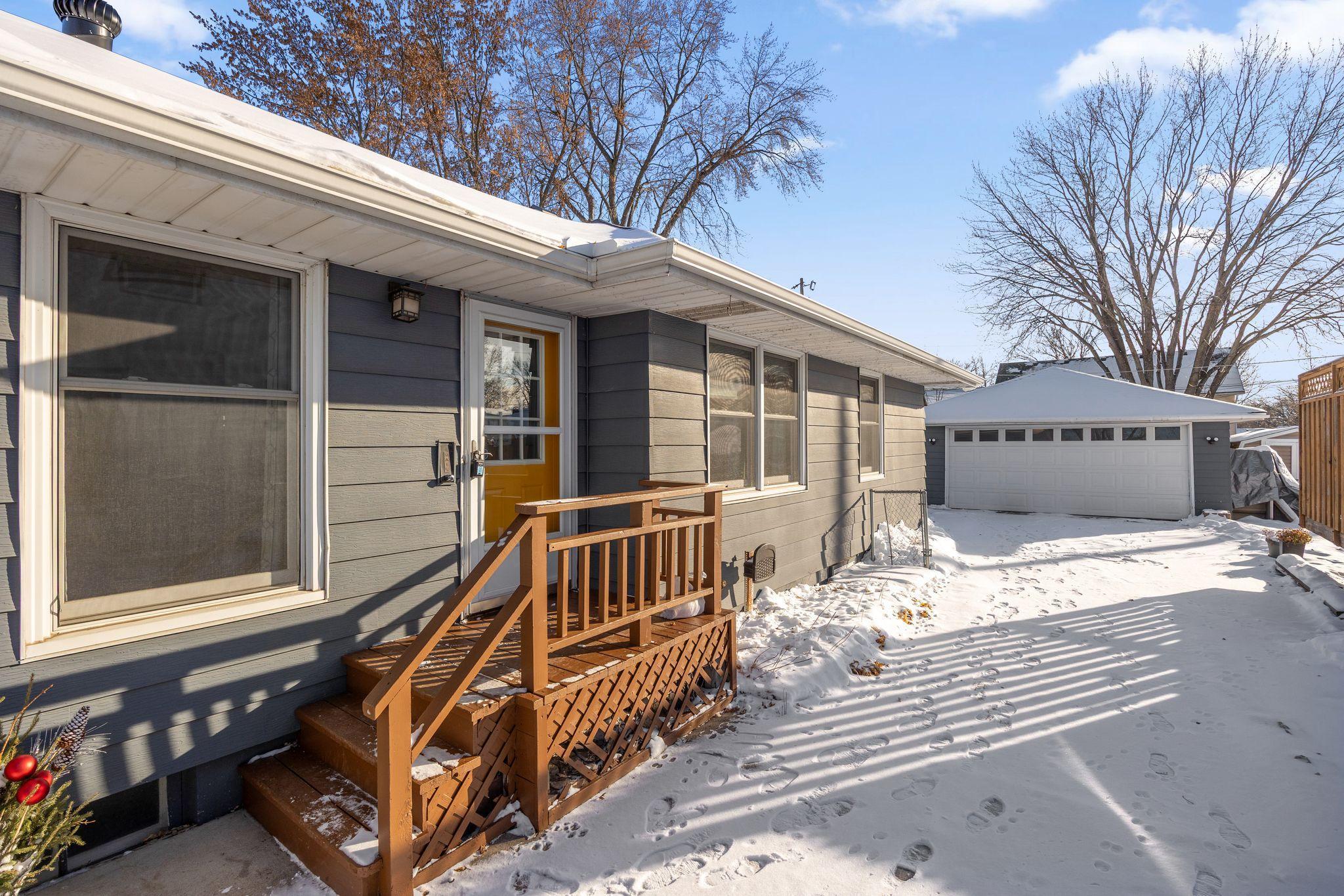 804 Cottage Avenue W