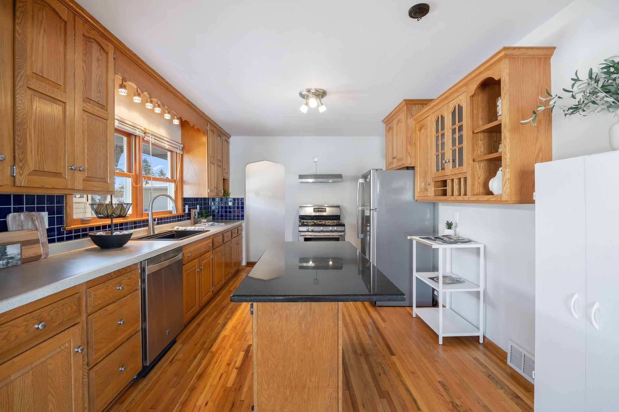 804 Cottage Avenue W