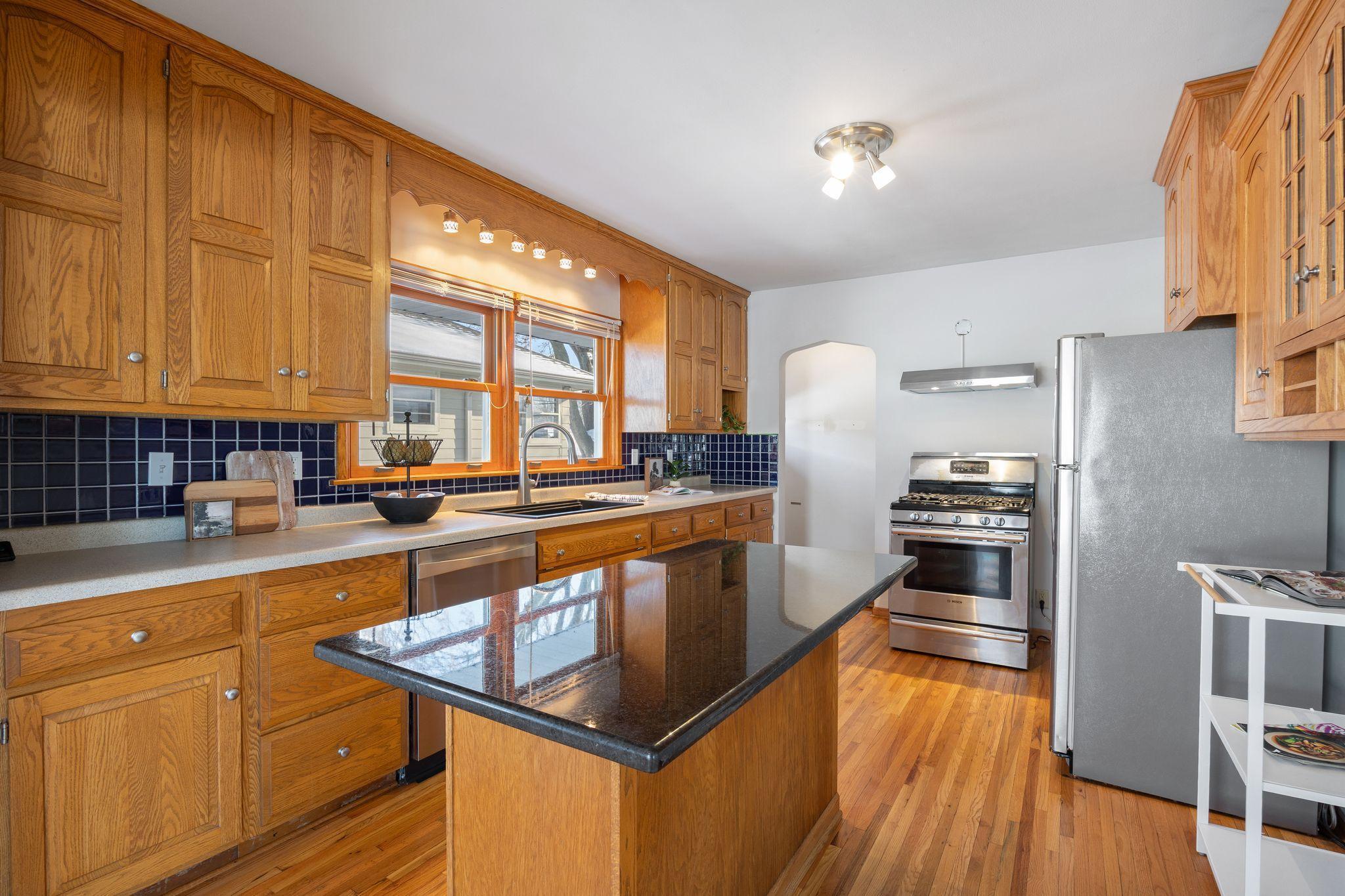 804 Cottage Avenue W