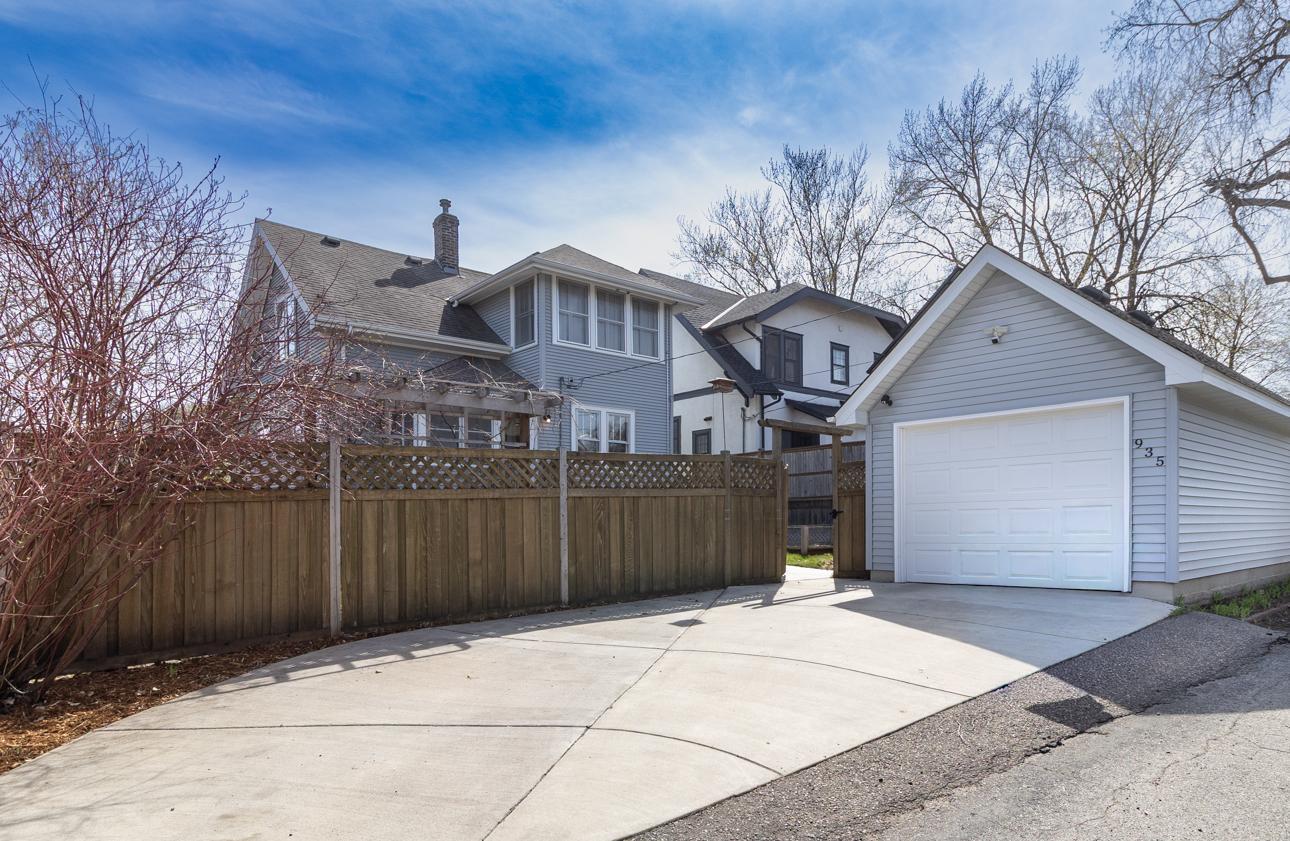 935 Saint Clair Avenue