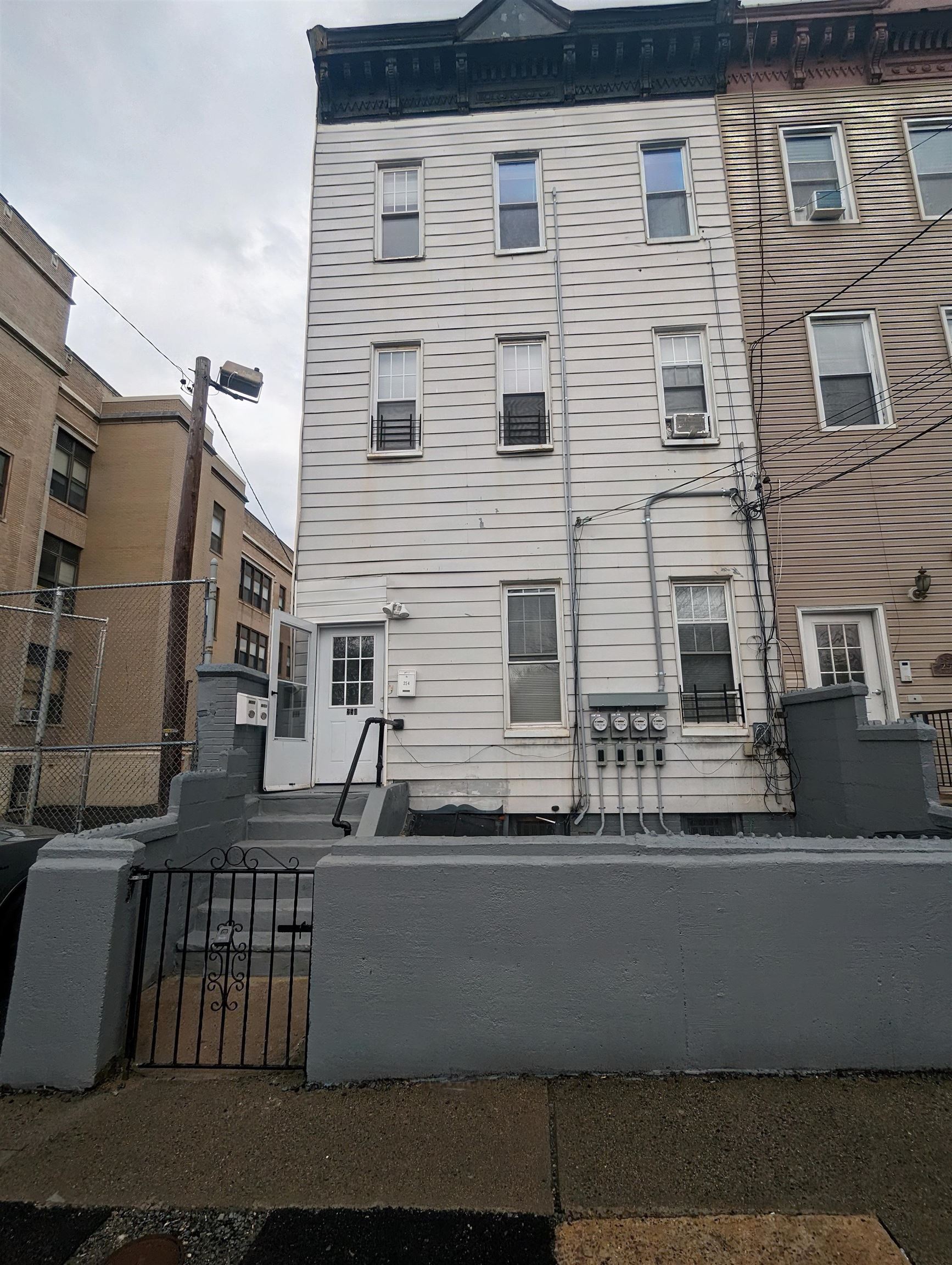 254 VAN HORNE ST