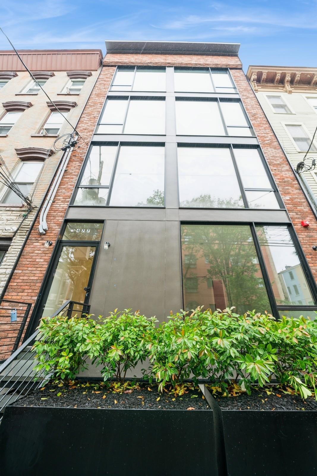 477 MONMOUTH ST Unit: 1