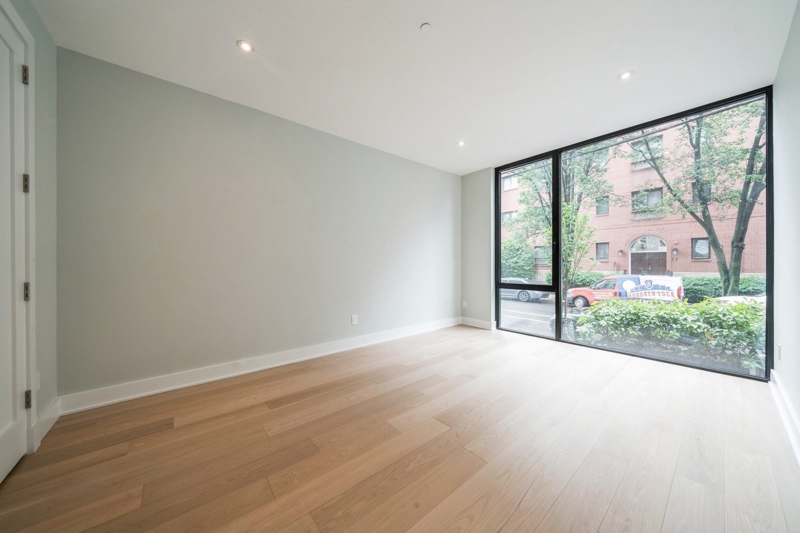 477 MONMOUTH ST Unit: 1