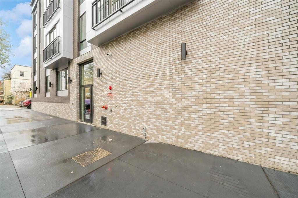 160 BRUNSWICK ST Unit: 305