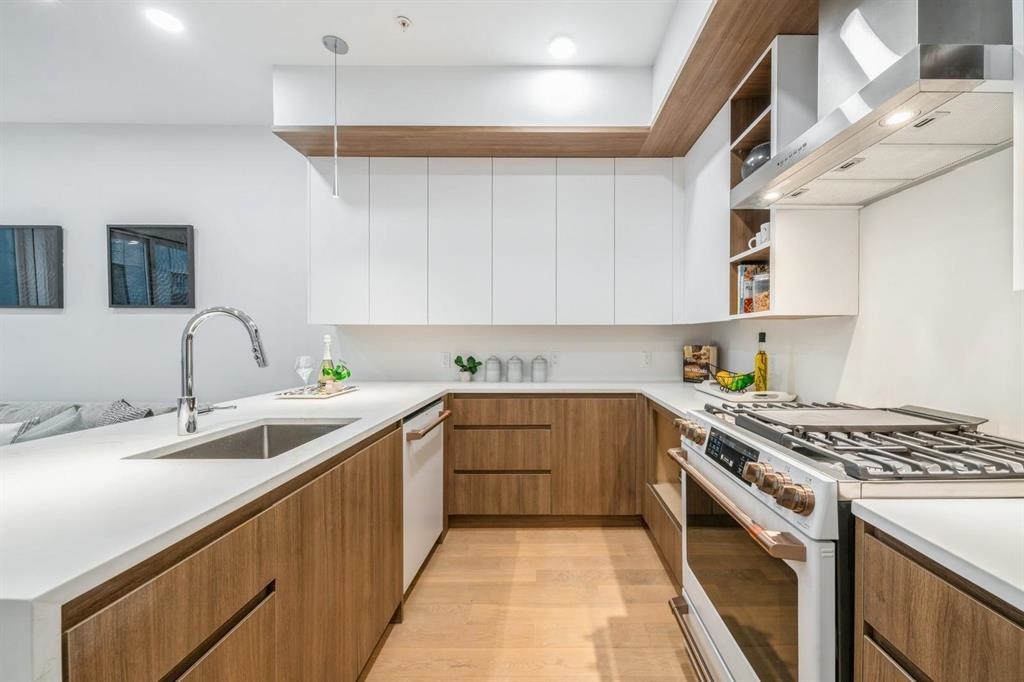 160 BRUNSWICK ST Unit: 305