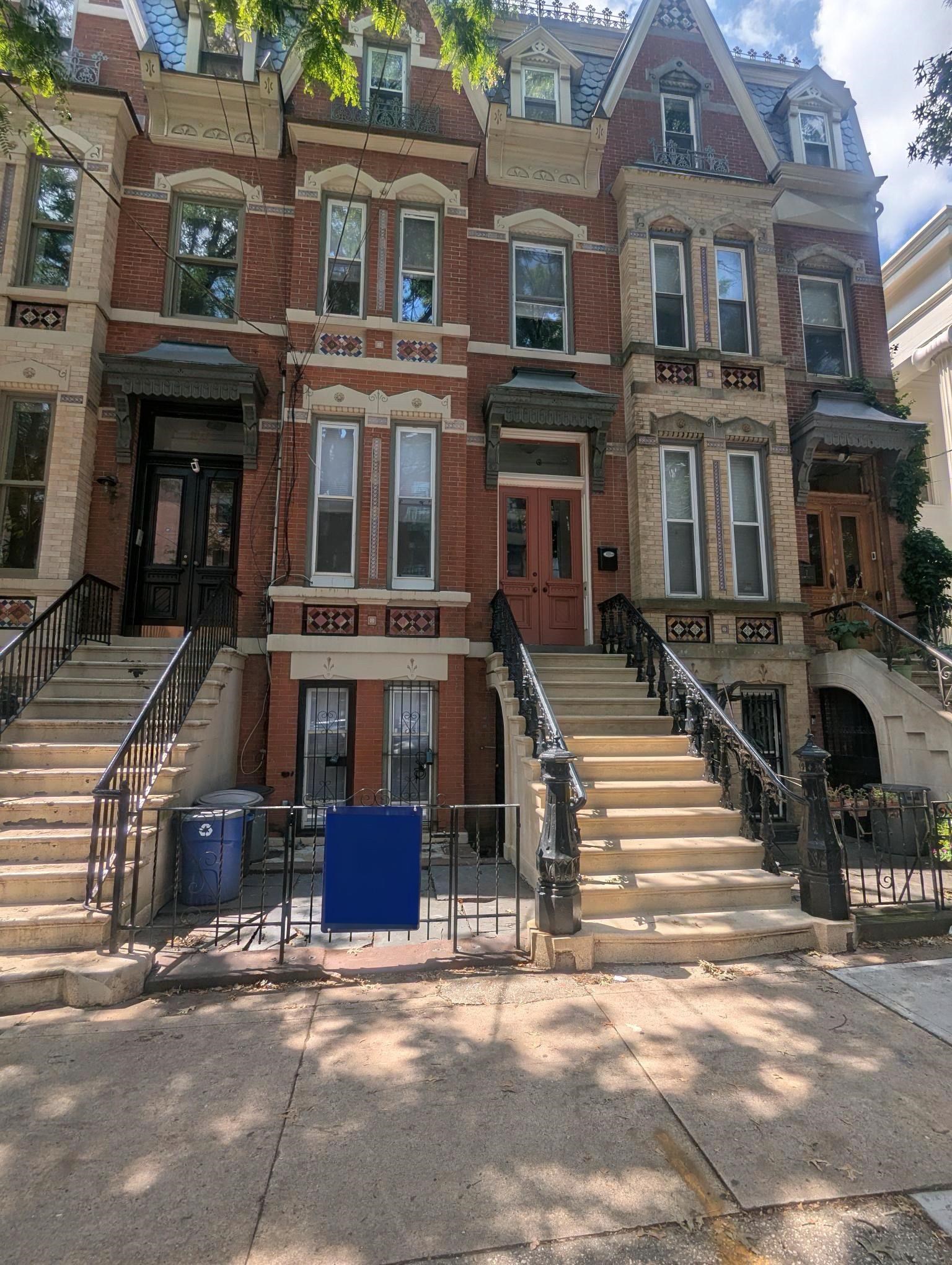 6 HAMPTON CT