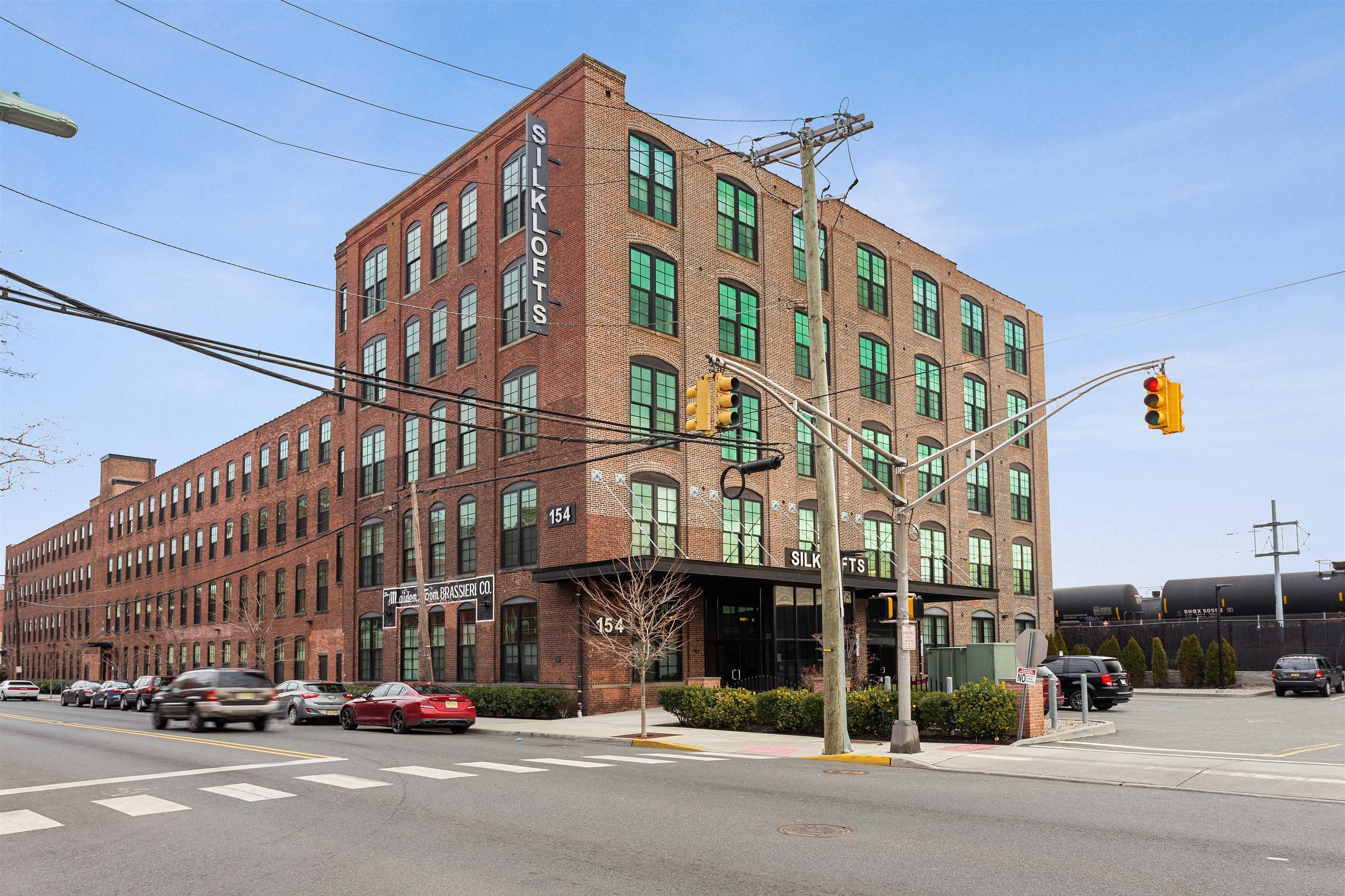 154 AVENUE E Unit: B-402