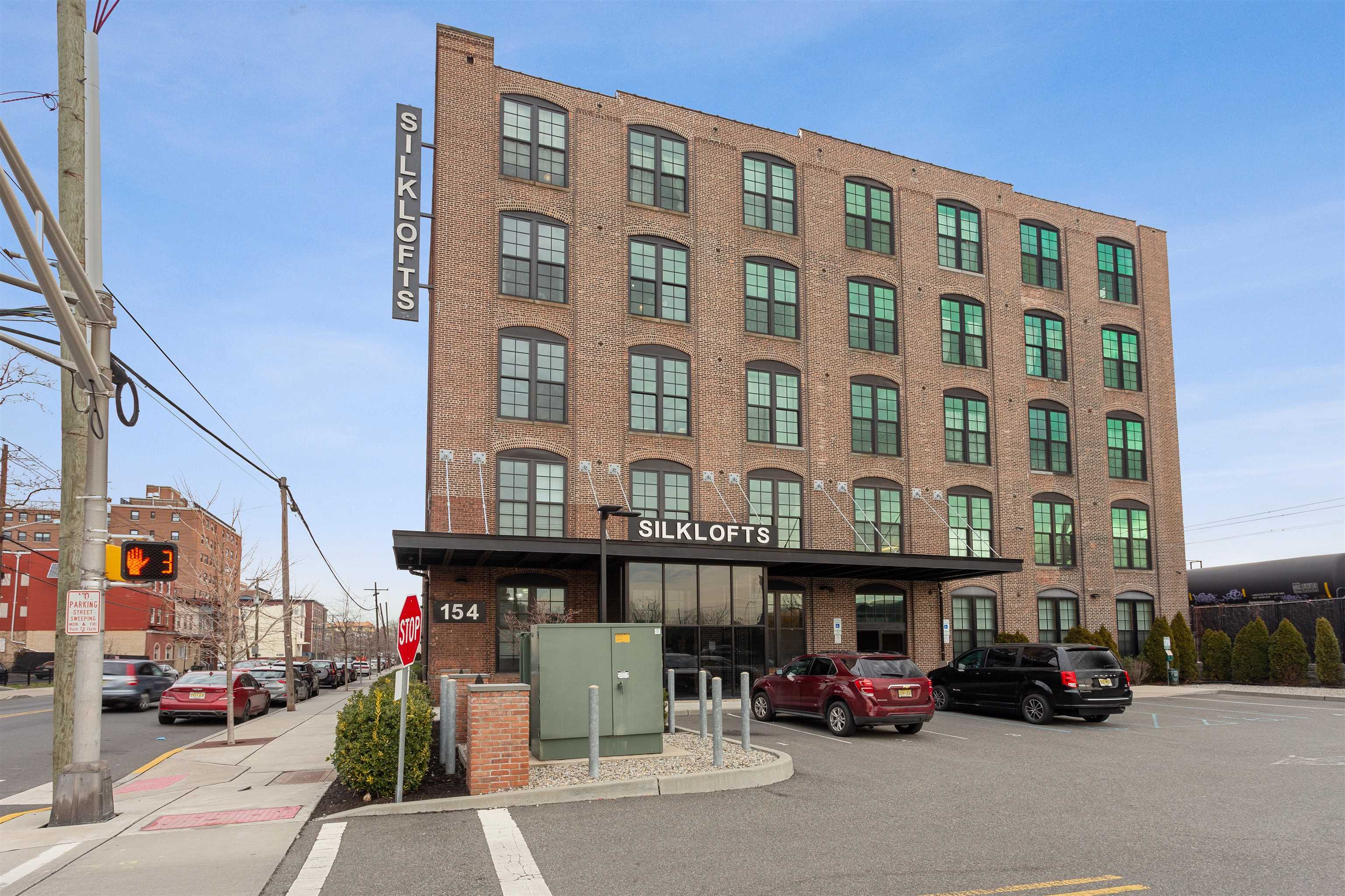 154 AVENUE E Unit: B-402