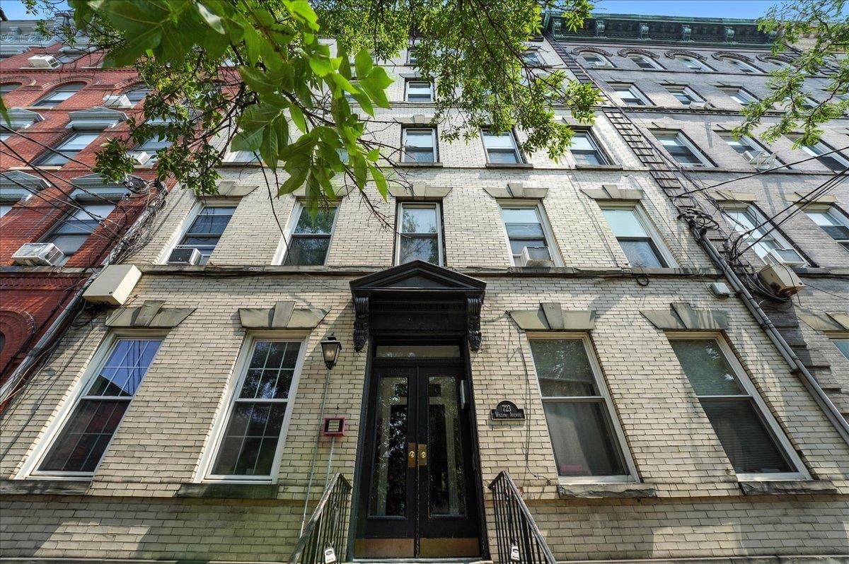 723 WILLOW AVE Unit: 3R