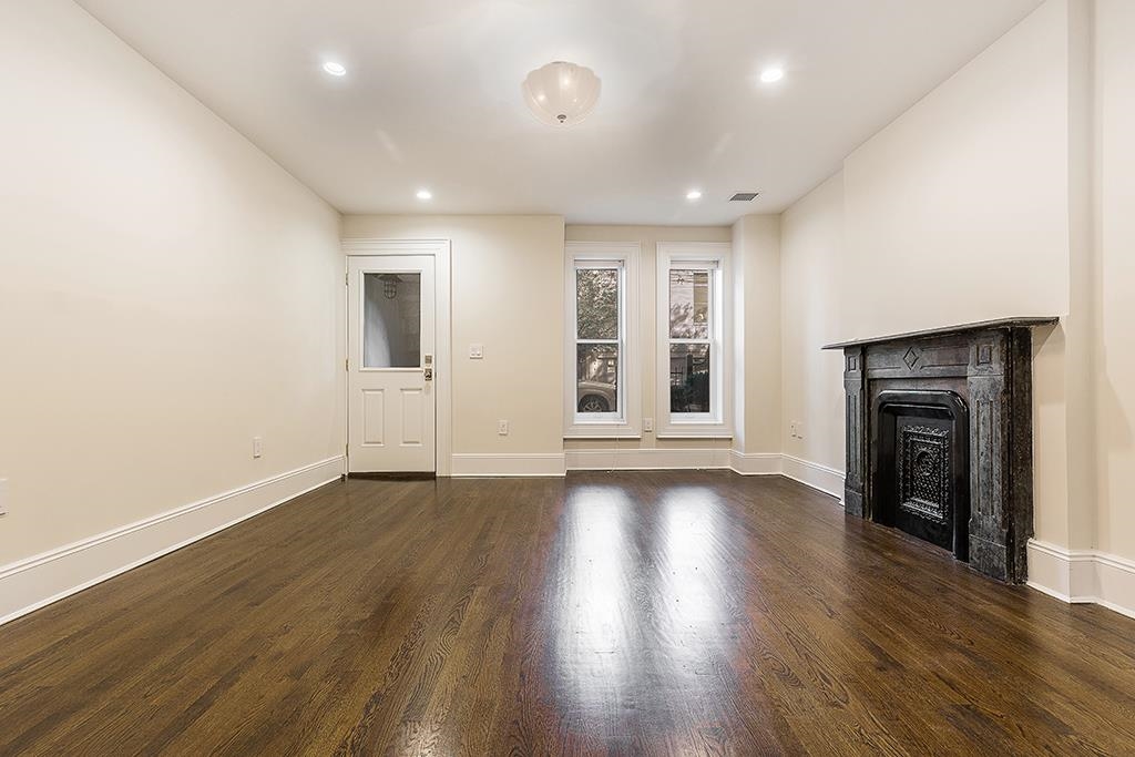 5 HAMPTON CT TERRACE