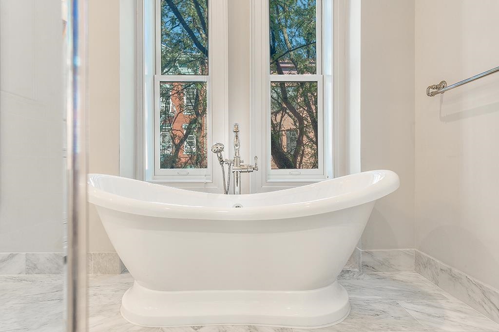 5 HAMPTON CT TERRACE