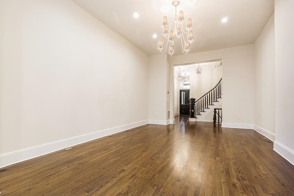 5 HAMPTON CT TERRACE