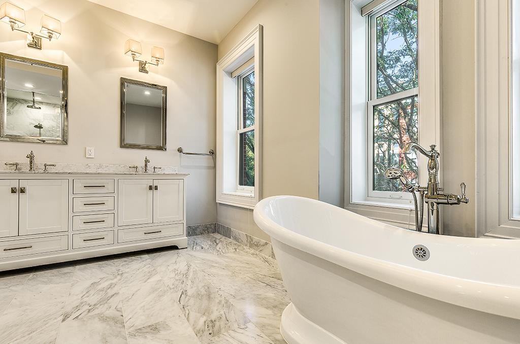 5 HAMPTON CT TERRACE