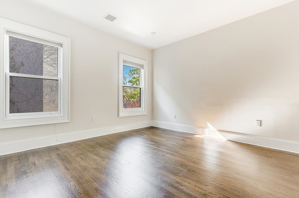 5 HAMPTON CT TERRACE