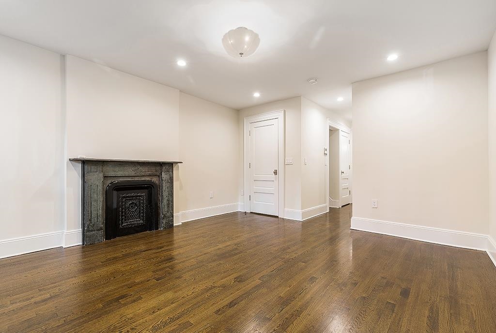 5 HAMPTON CT TERRACE