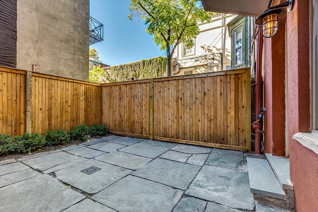 5 HAMPTON CT TERRACE