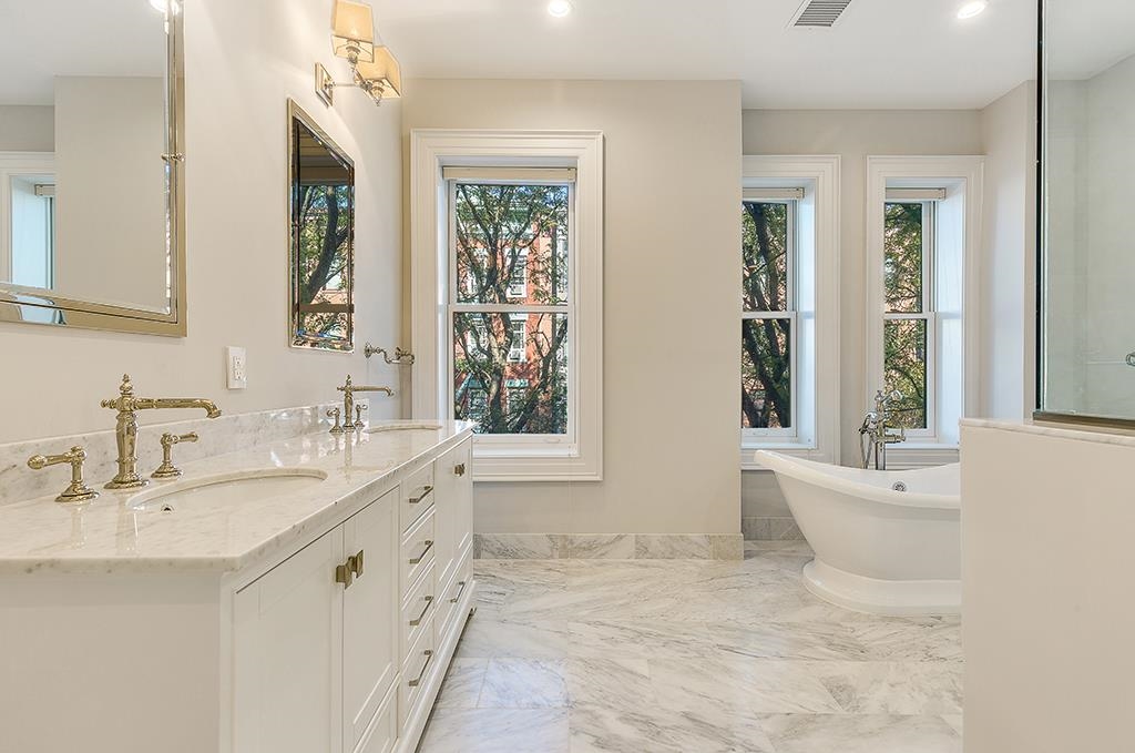 5 HAMPTON CT TERRACE