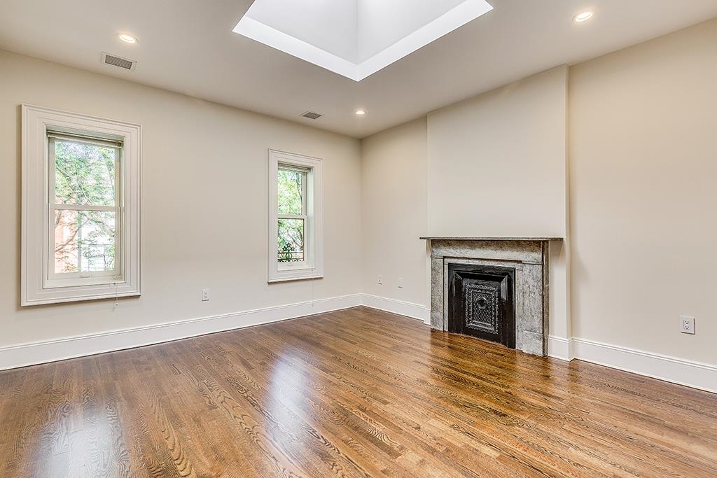 5 HAMPTON CT TERRACE