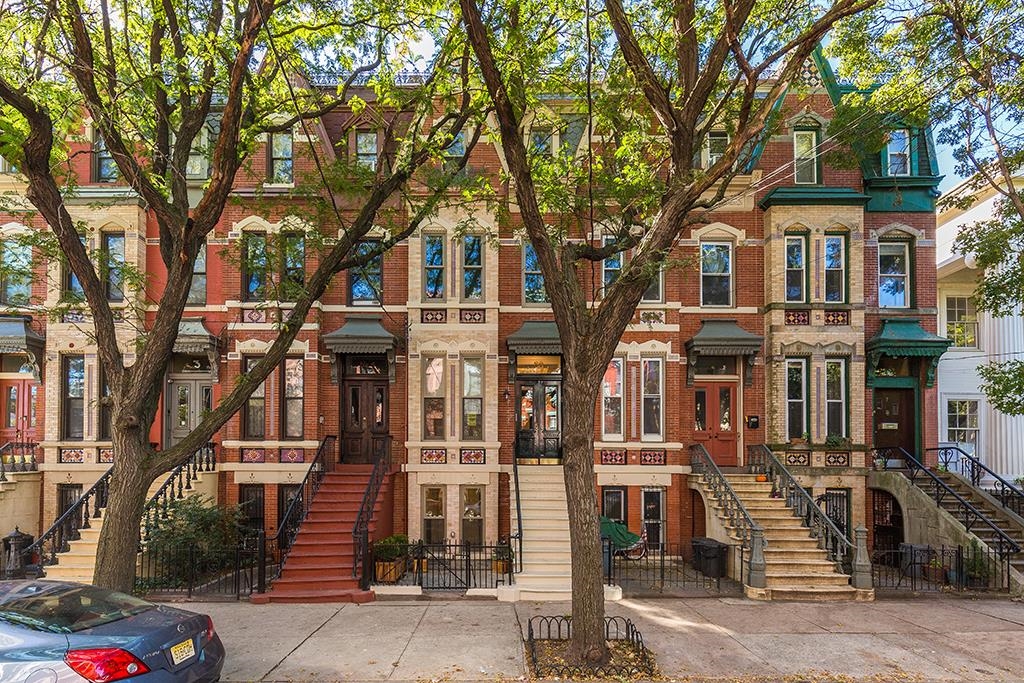 5 HAMPTON CT TERRACE