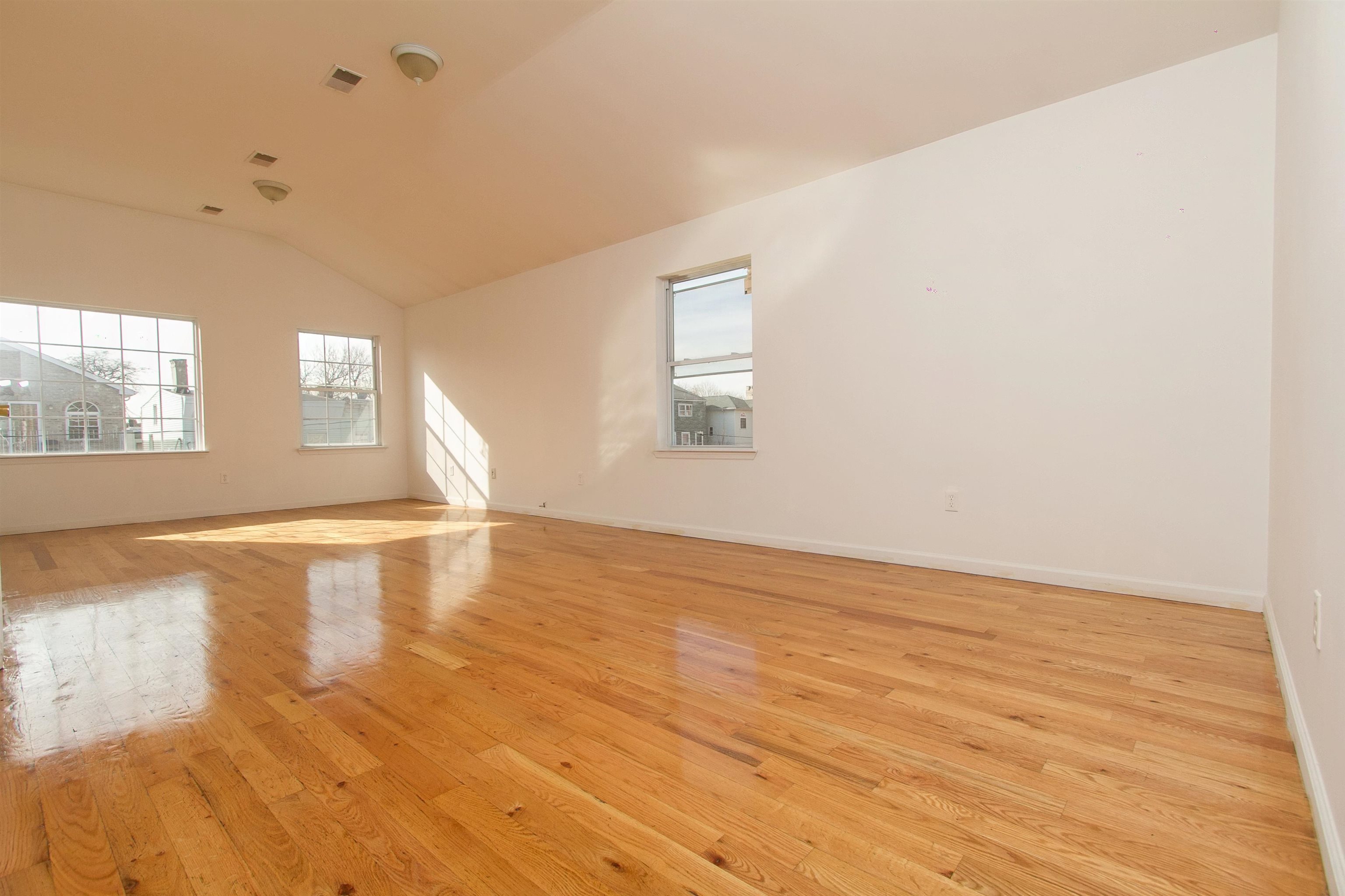 596 BRAMHALL AVE