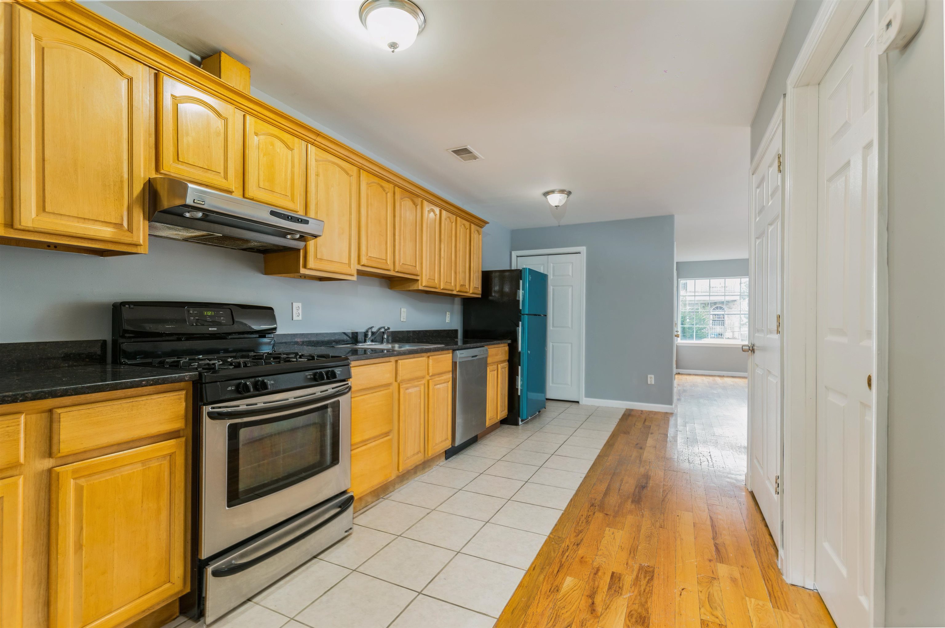 596 BRAMHALL AVE