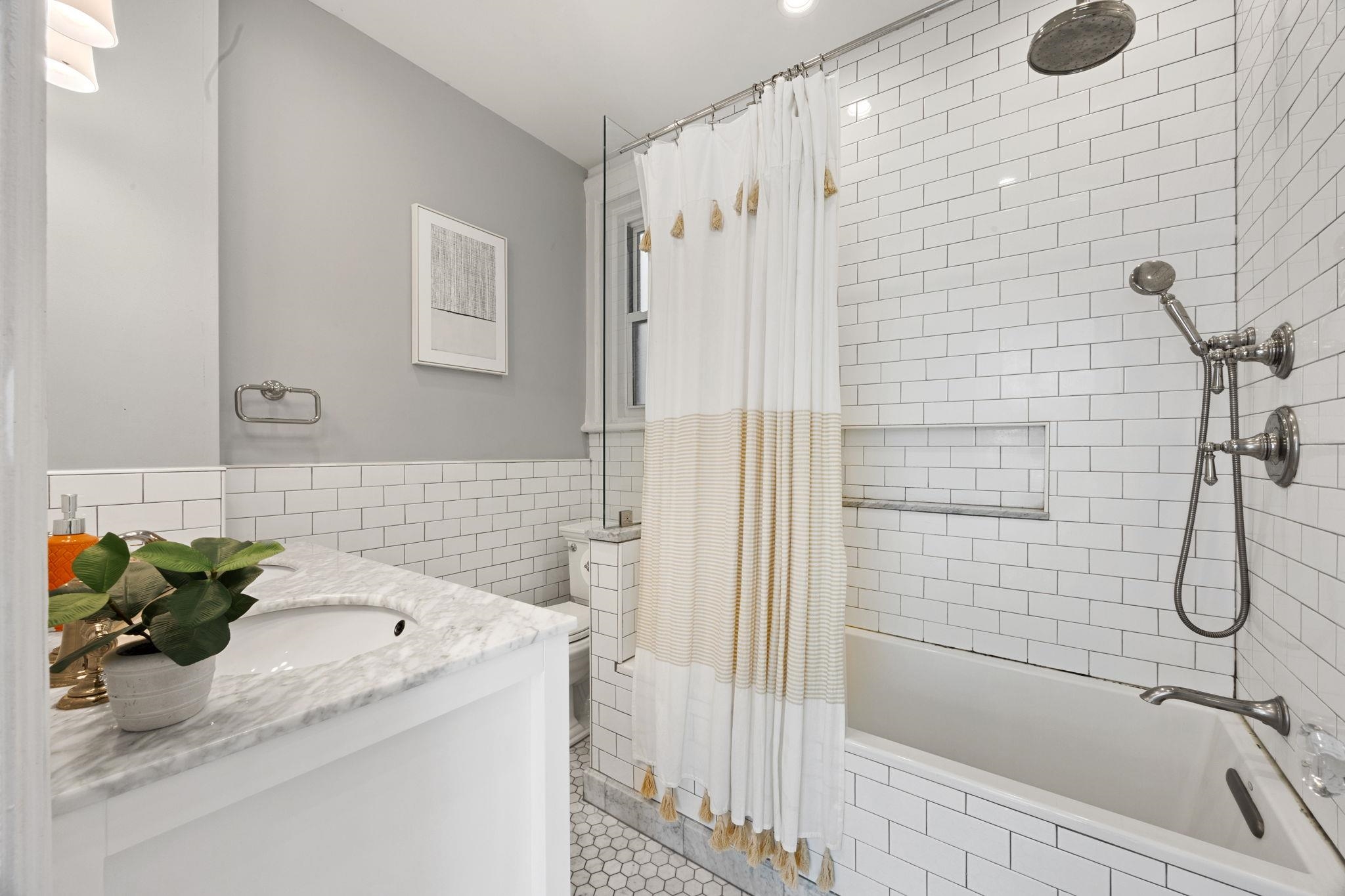 920 HUDSON ST Unit: 2B