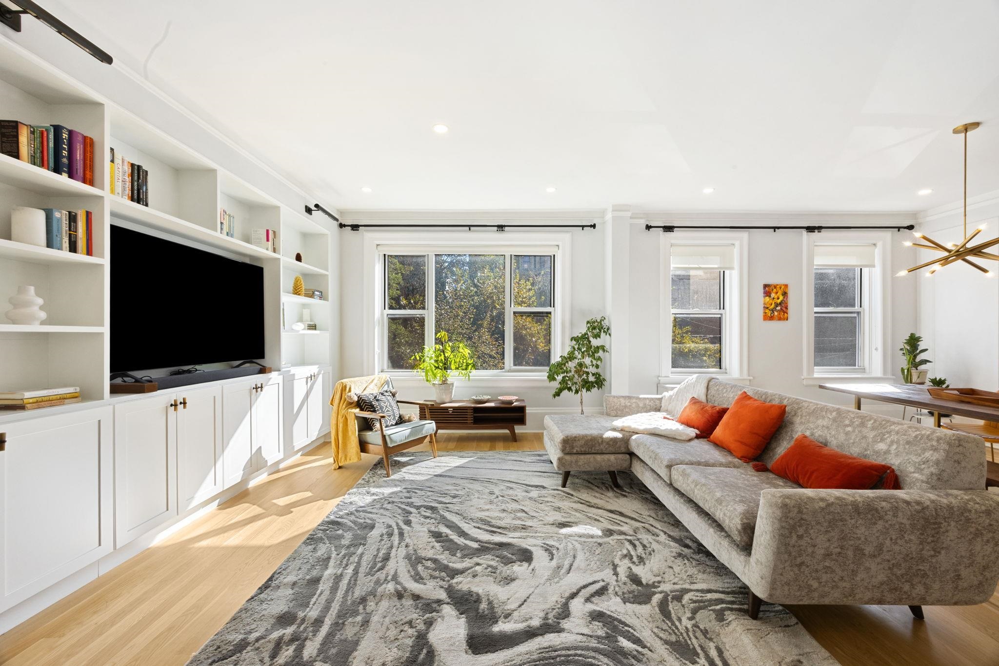 920 HUDSON ST Unit: 2B