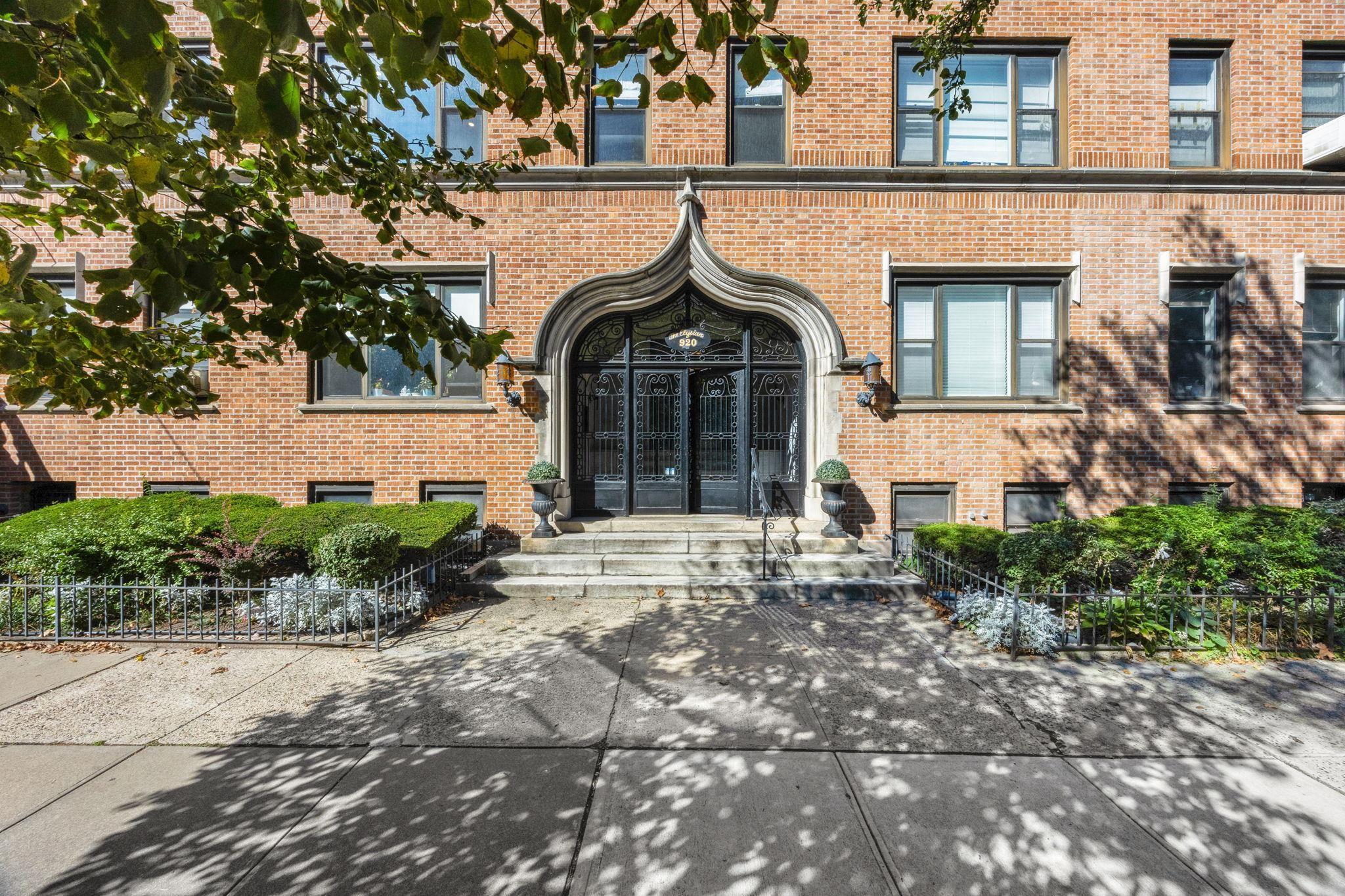 920 HUDSON ST Unit: 2B