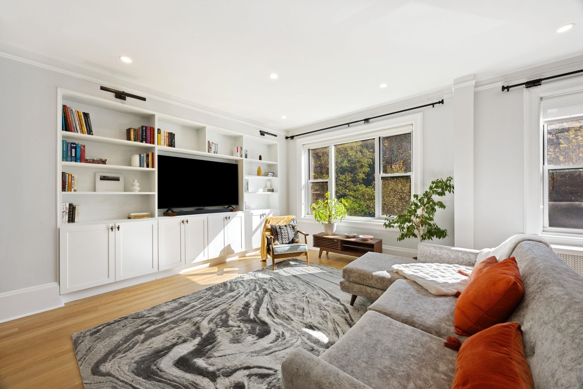 920 HUDSON ST Unit: 2B