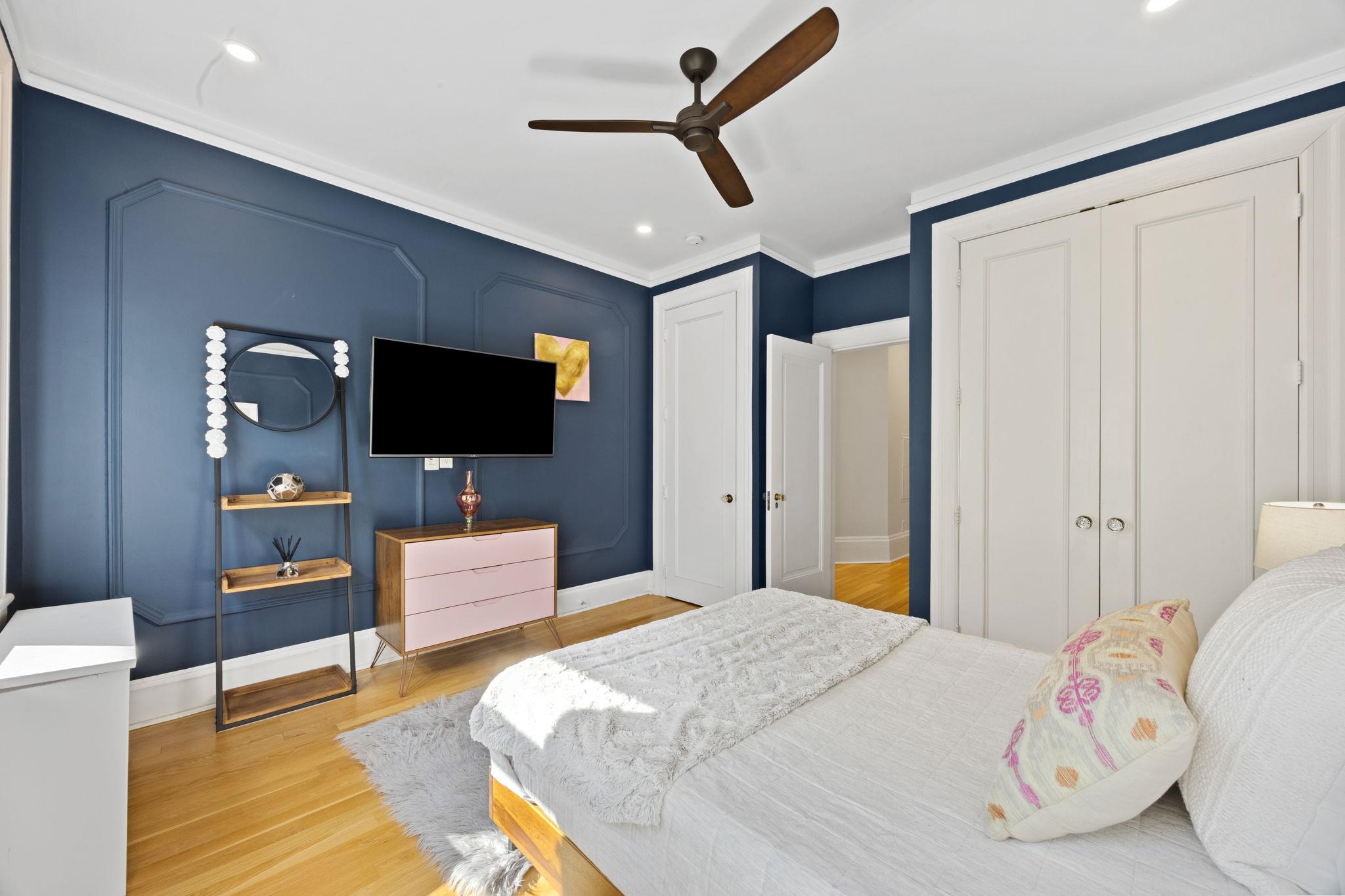 920 HUDSON ST Unit: 2B