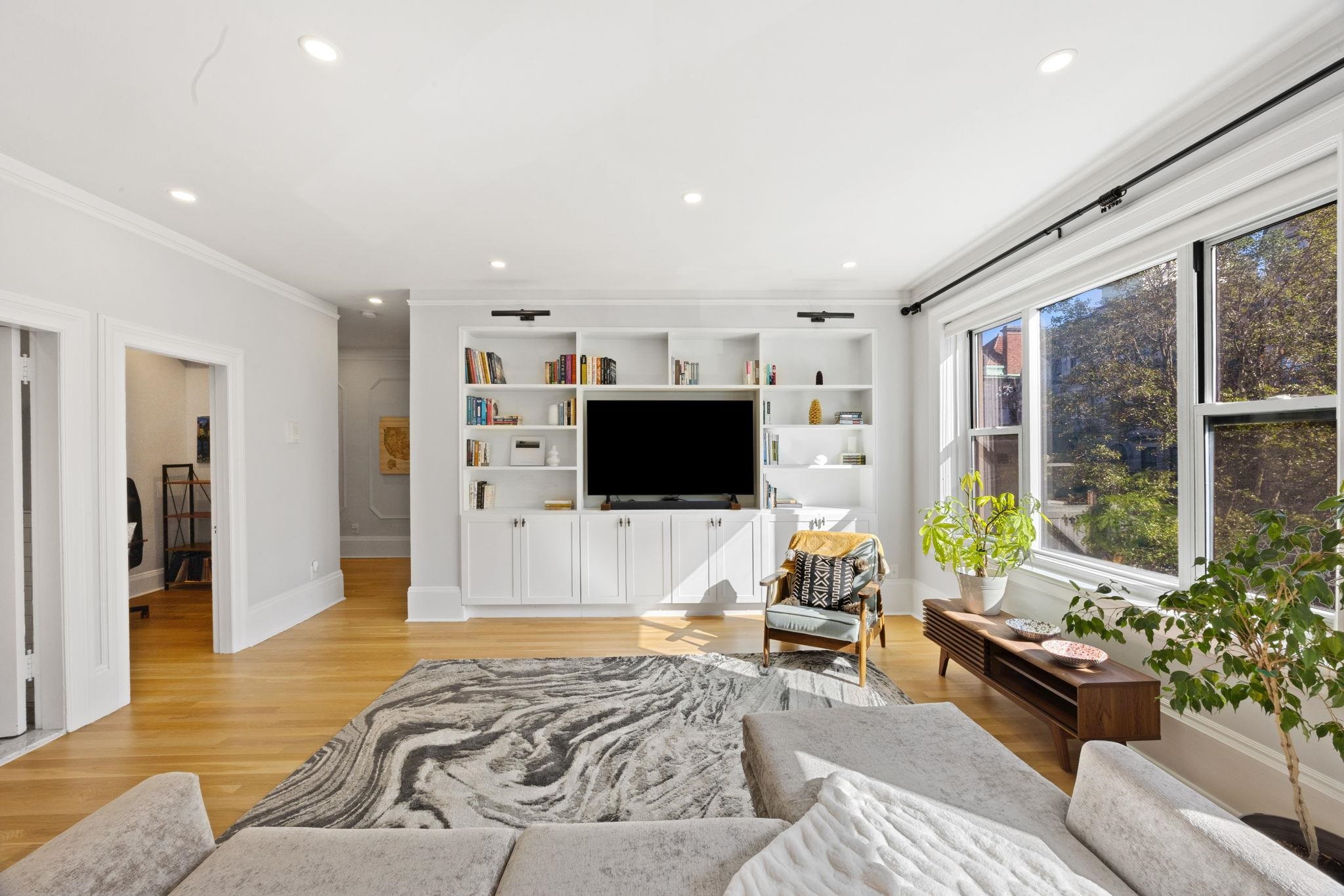 920 HUDSON ST Unit: 2B