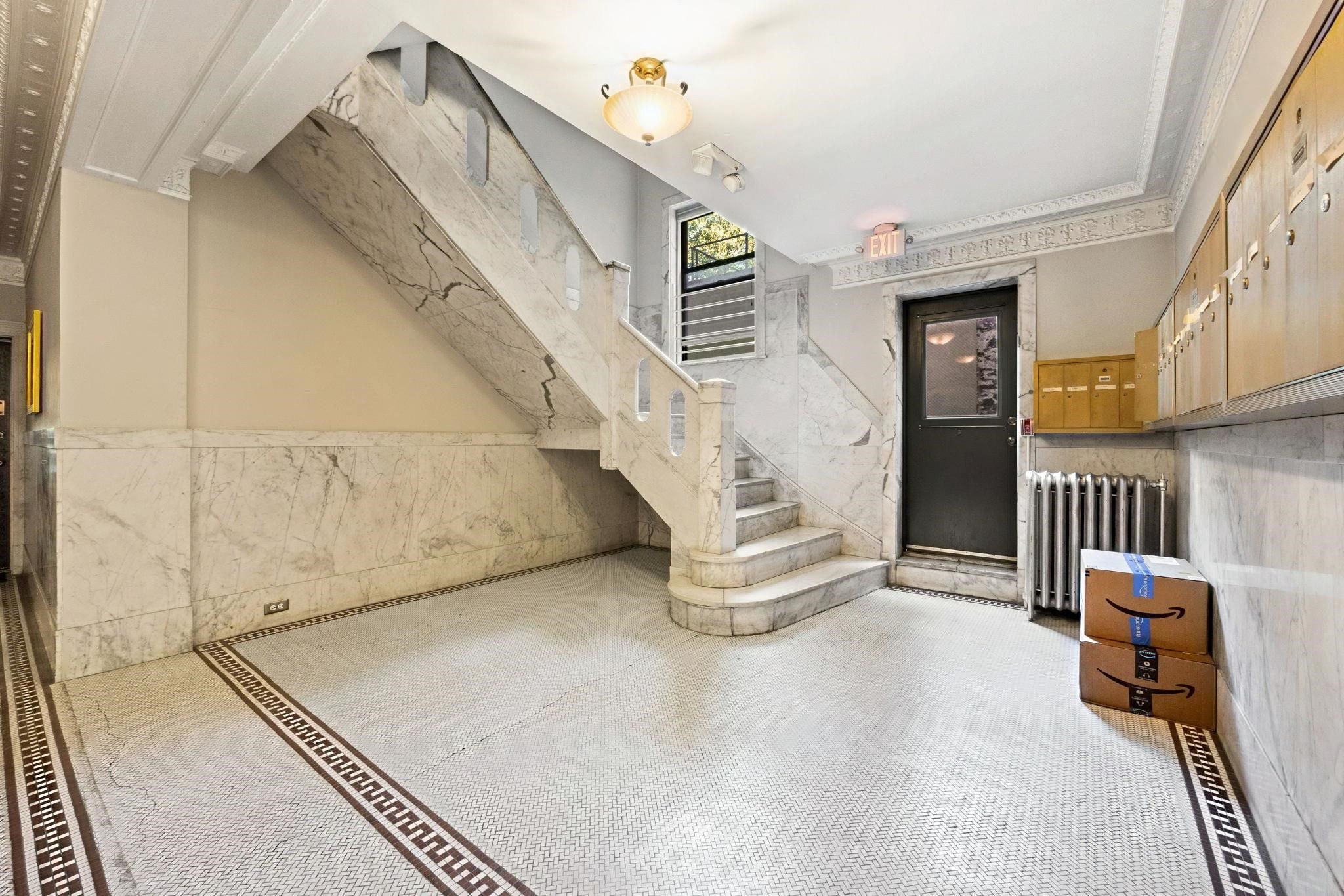 920 HUDSON ST Unit: 2B