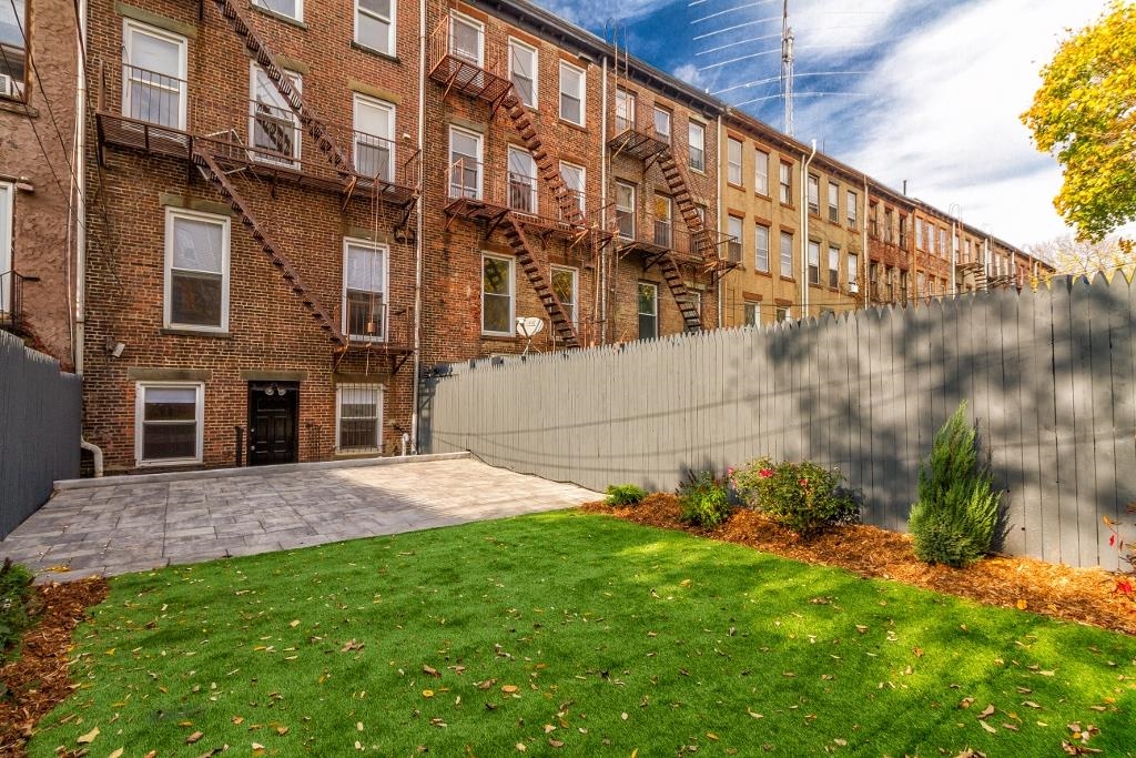14 MONTICELLO AVE