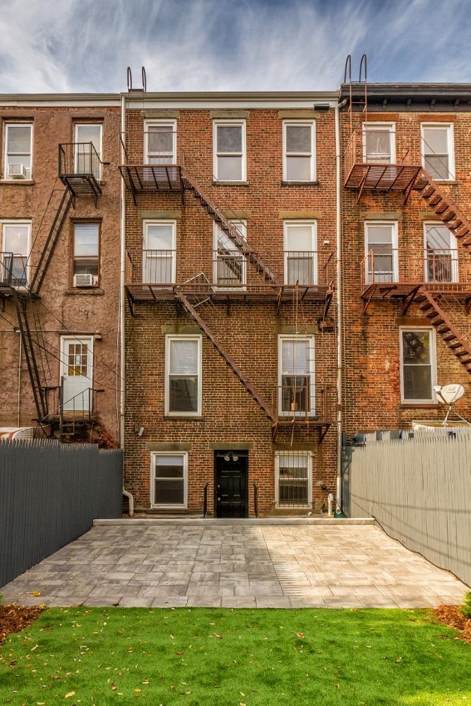 14 MONTICELLO AVE