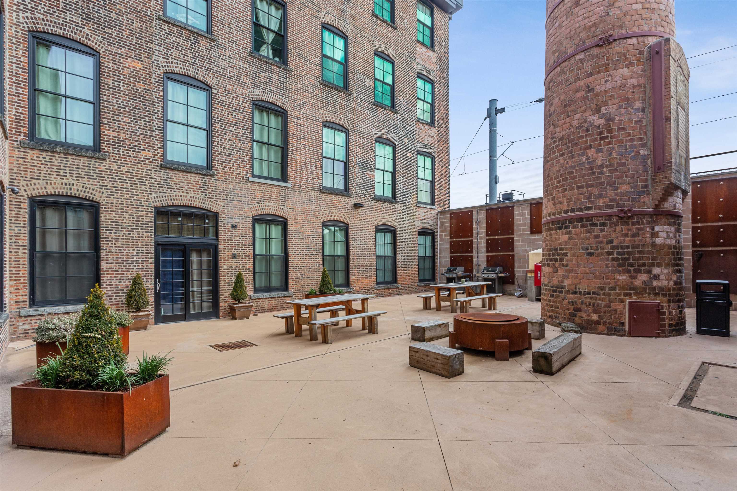 154 AVENUE E Unit: B407