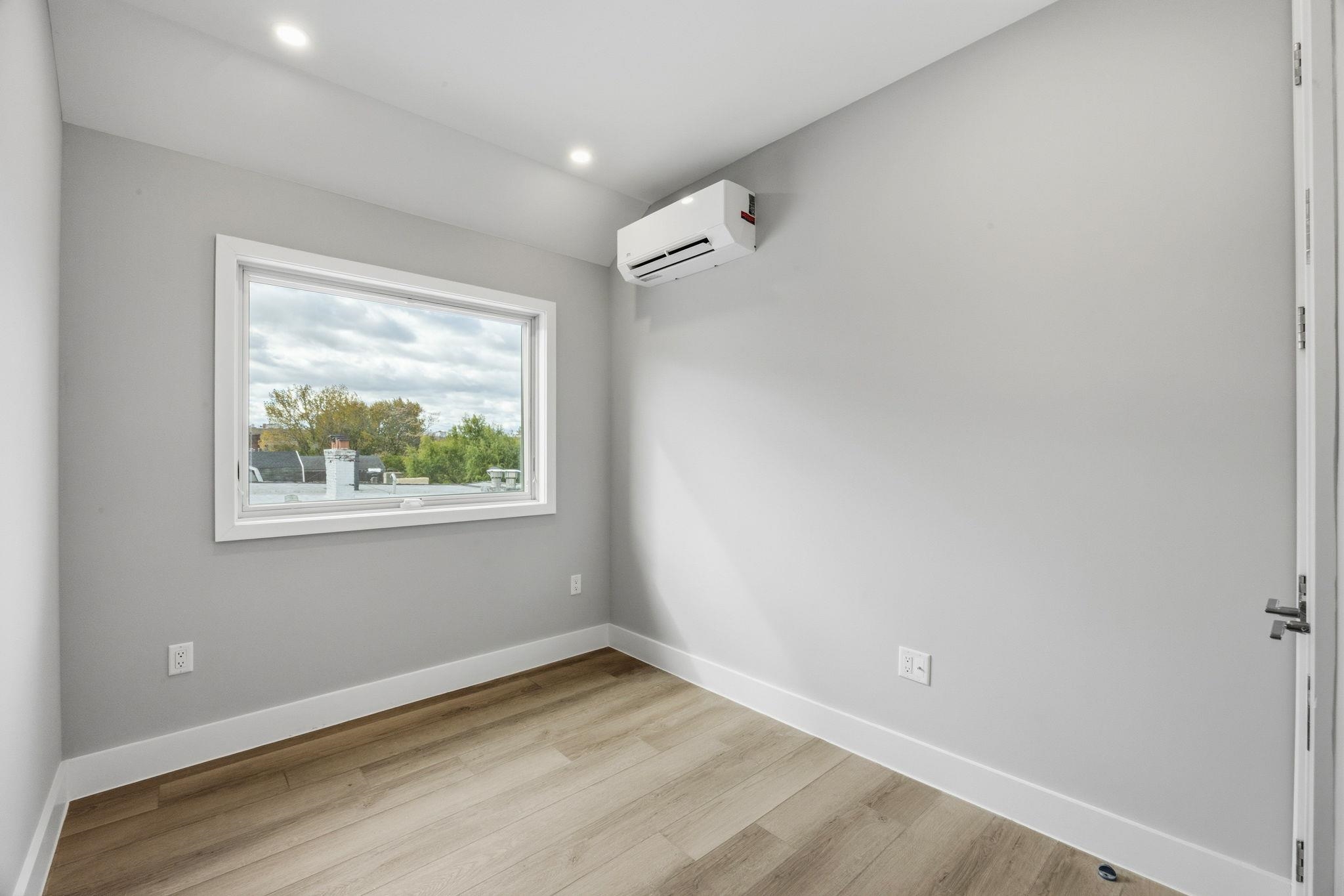 77 VAN REYPEN ST Unit: 4