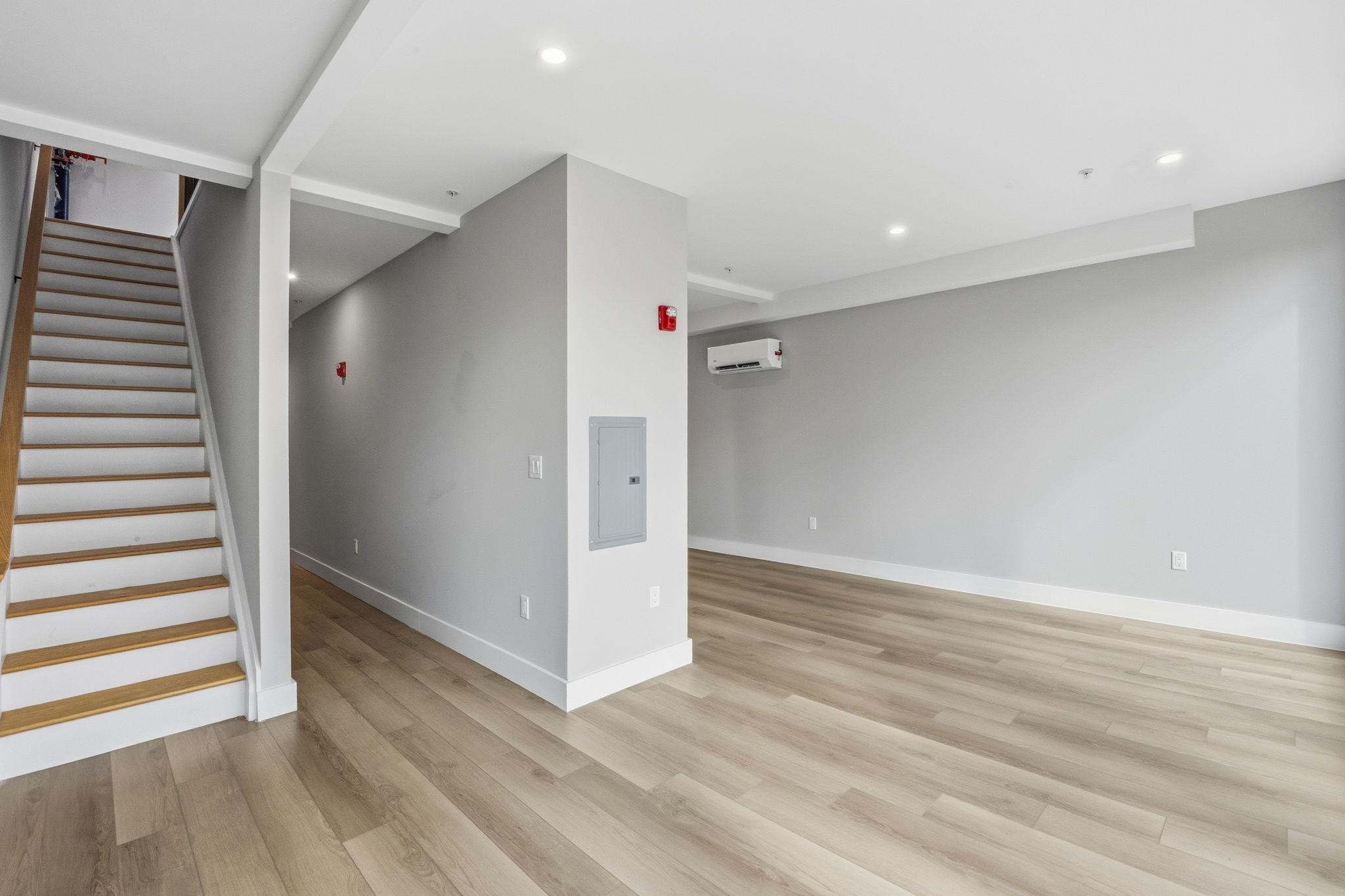 77 VAN REYPEN ST Unit: 4