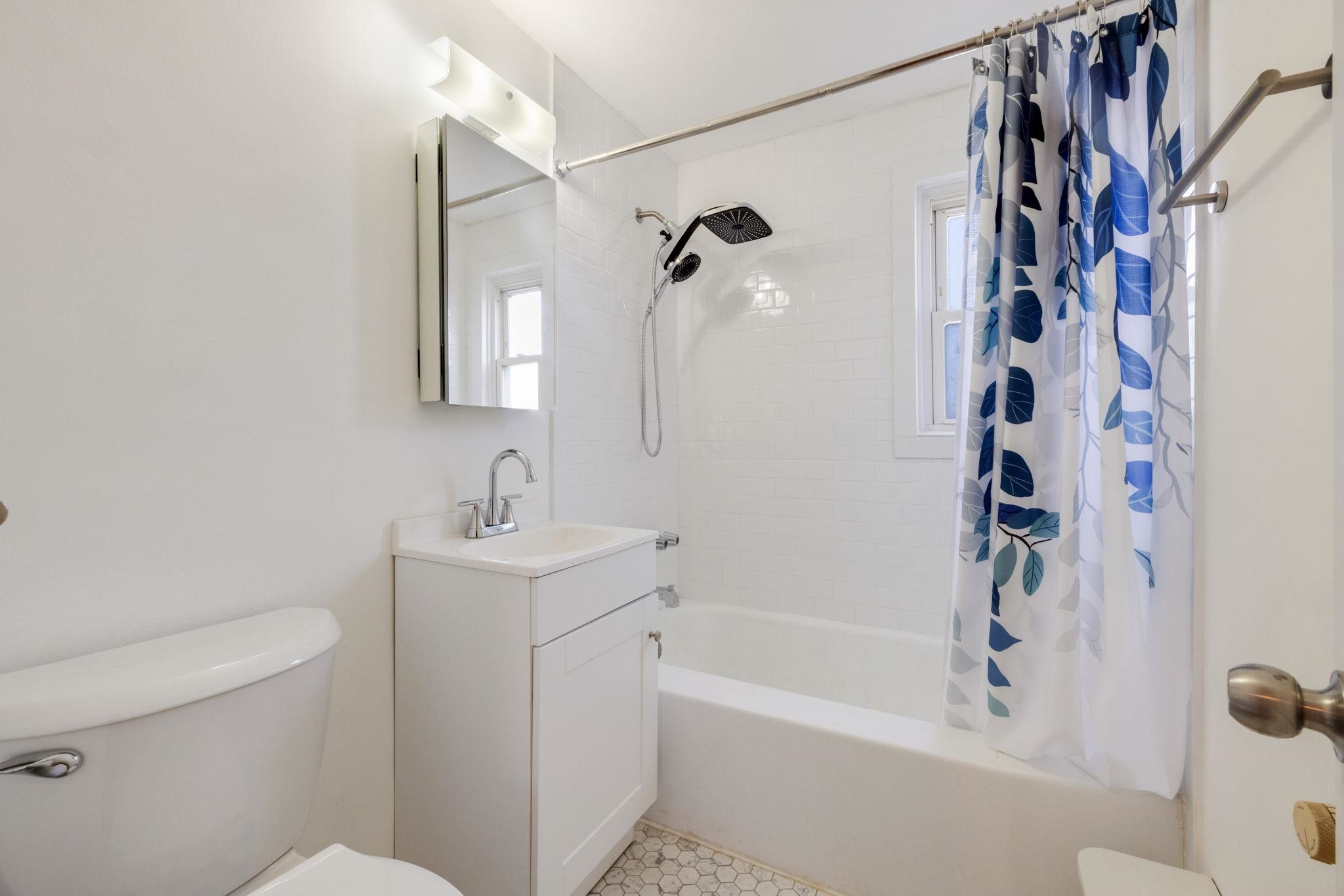 25B HASTINGS AVE Unit: B