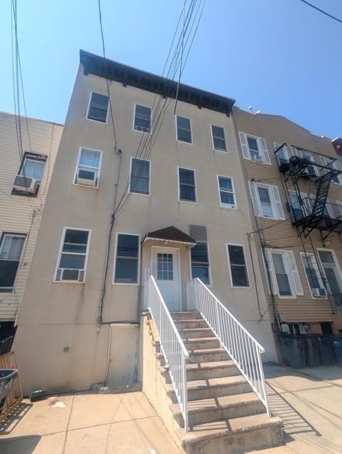 205 WEBSTER AVE Unit: 1R