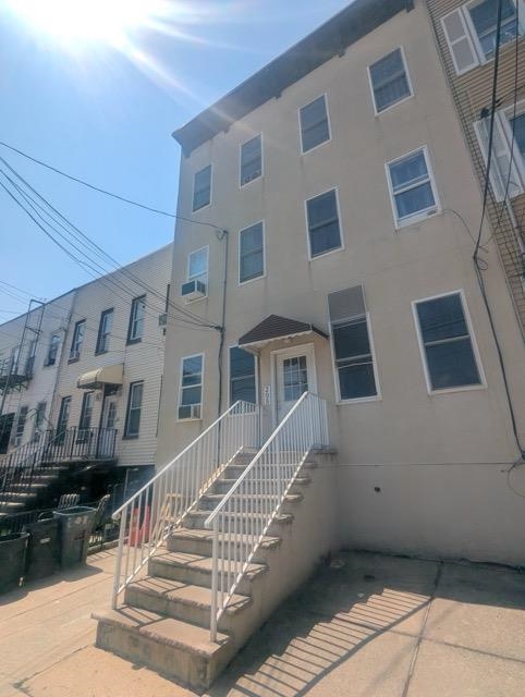 205 WEBSTER AVE Unit: 1R